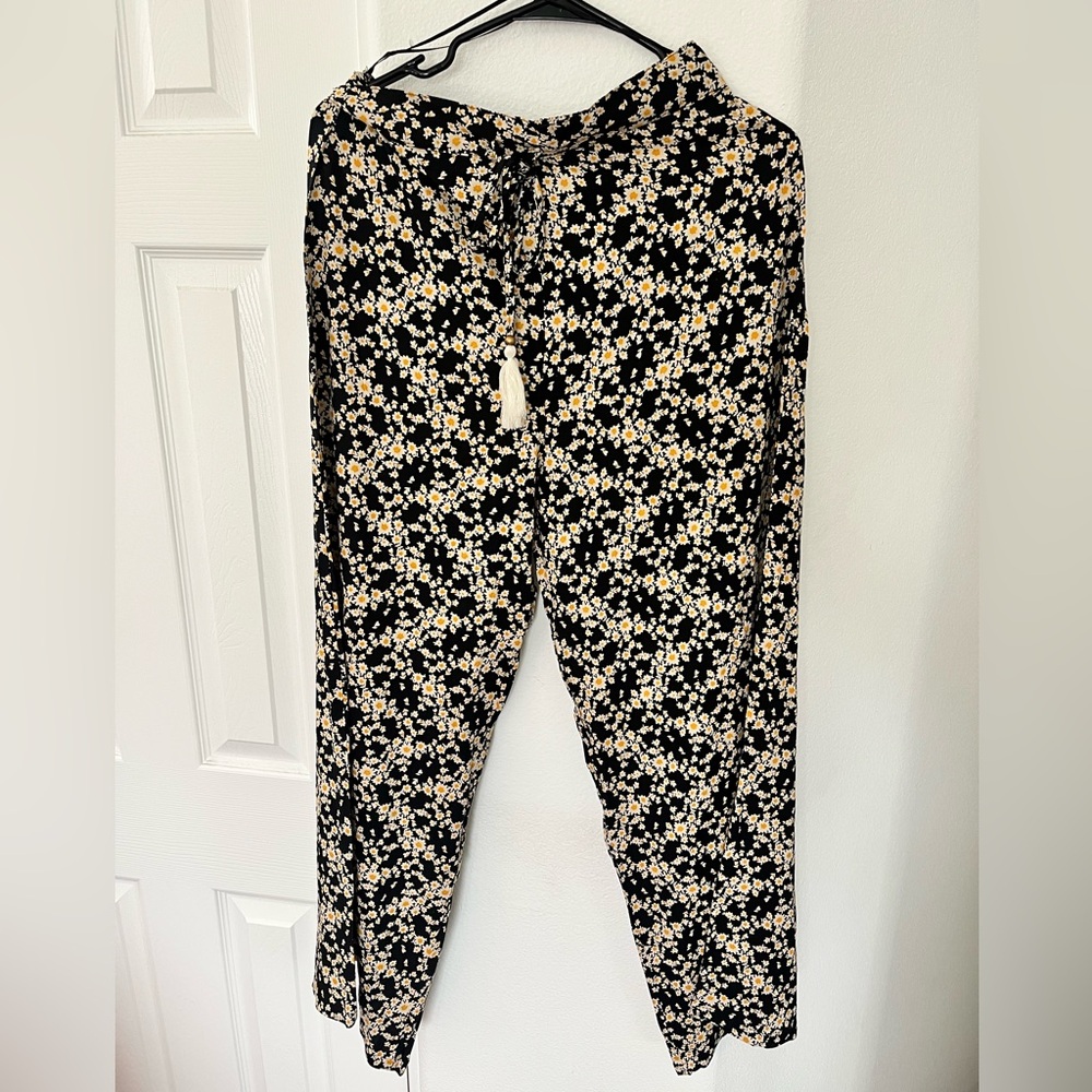 Rue21 Floral Jogger Pants NWOT Black Daisy Print Size M